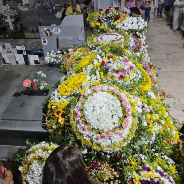 Titina Medeiros é sepultada sob aplausos em Acari, no RN. Atriz potiguar morreu no domingo (11), vítima de câncer de pâncreas.