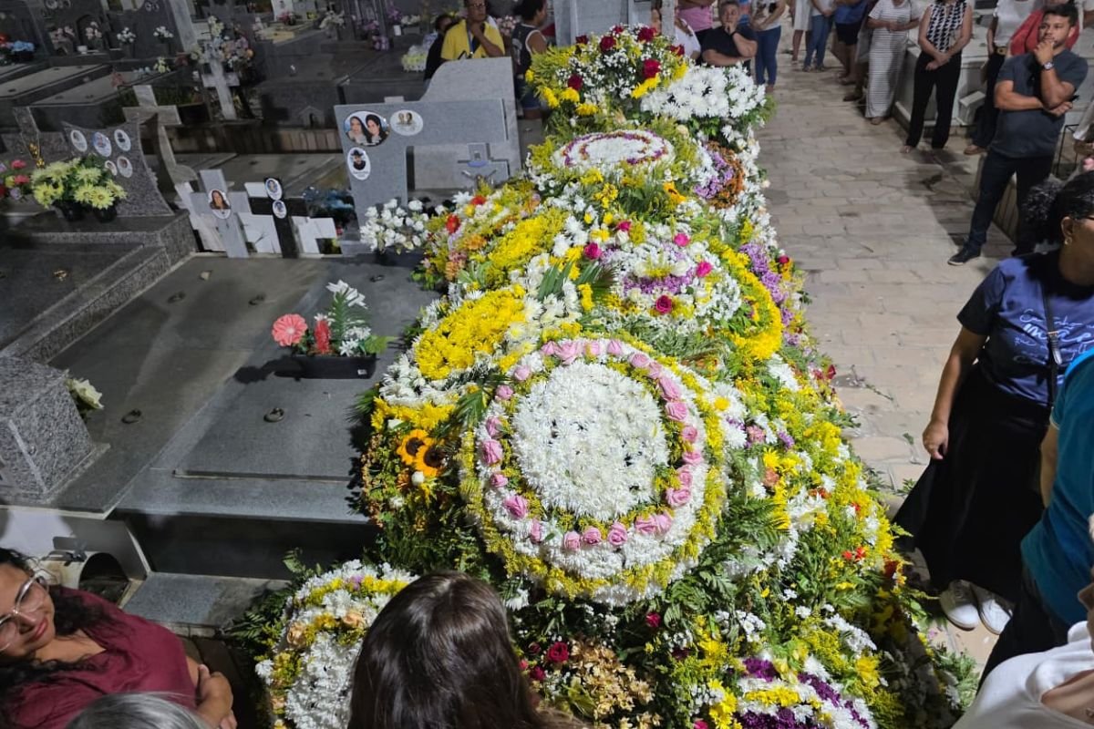 Titina Medeiros é sepultada sob aplausos em Acari, no RN. Atriz potiguar morreu no domingo (11), vítima de câncer de pâncreas.