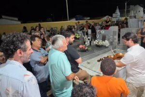 Titina Medeiros é sepultada sob aplausos em Acari, no RN. Atriz potiguar morreu no domingo (11), vítima de câncer de pâncreas.