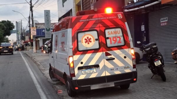 Acidente entre carro e motocicleta na avenida Prudente de Moraes deixou um motociclista ferido e causou retenção no trânsito em Natal.