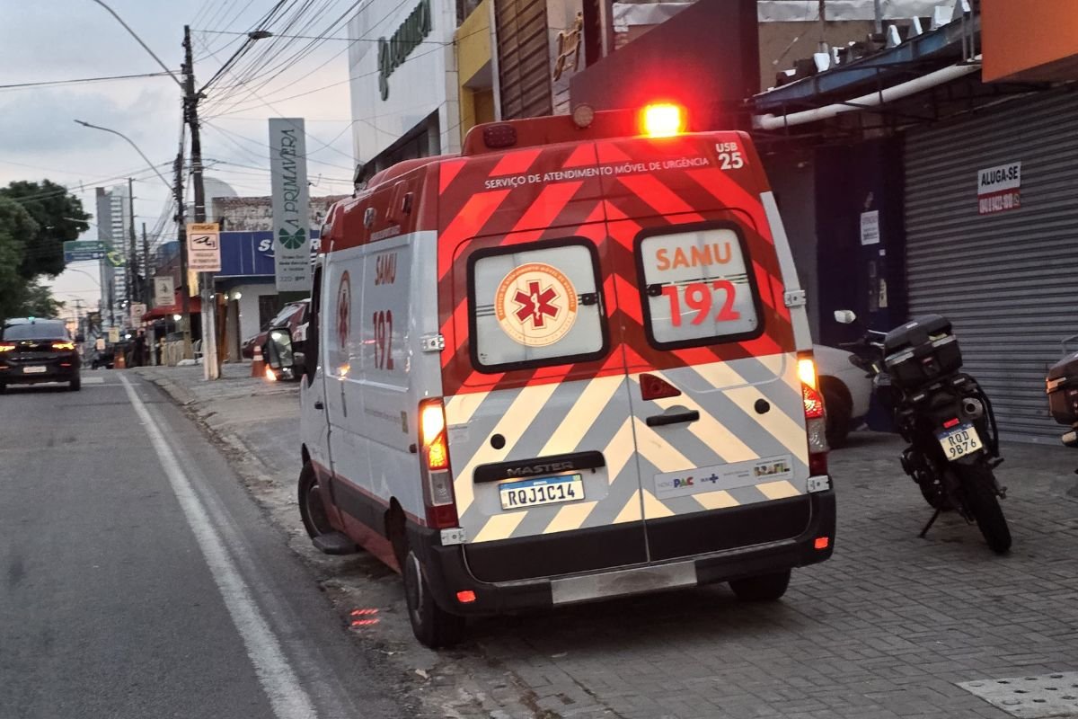 Acidente entre carro e motocicleta na avenida Prudente de Moraes deixou um motociclista ferido e causou retenção no trânsito em Natal.