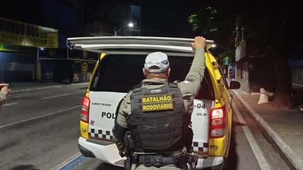 Adolescente apontado como líder de facção é apreendido pela polícia na zona Oeste de Natal; jovem tinha mandado por ato infracional análogo a roubo.