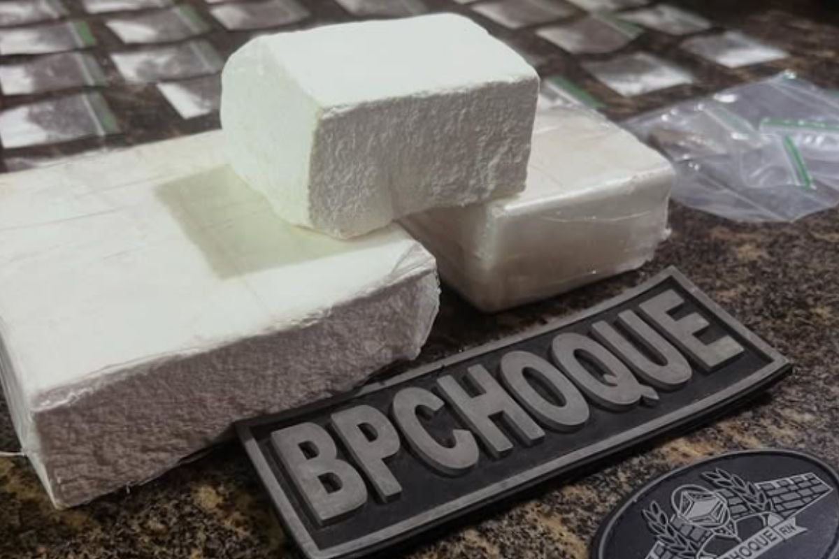 BPChoque apreende cerca de 1 kg de drogas avaliadas em R$ 30 mil no bairro Alto da Torre, na Zona Norte de Natal, e prende suspeito.