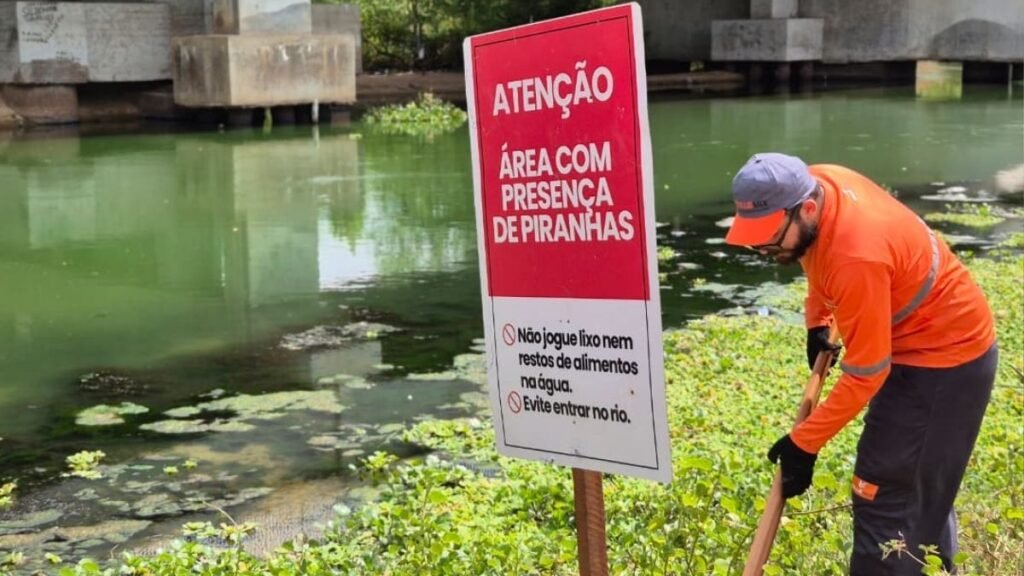Prefeitura de Assú instala placas de alerta no Rio Açu após ataques de piranhas e reforça orientações de segurança à população.