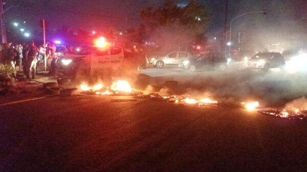 Manifestantes bloqueiam trecho da BR-101 em Natal após desaparecimento de mulher e provocam interdição no sentido Natal–Touros.