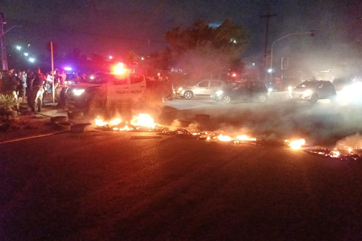 Manifestantes bloqueiam trecho da BR-101 em Natal após desaparecimento de mulher e provocam interdição no sentido Natal–Touros.