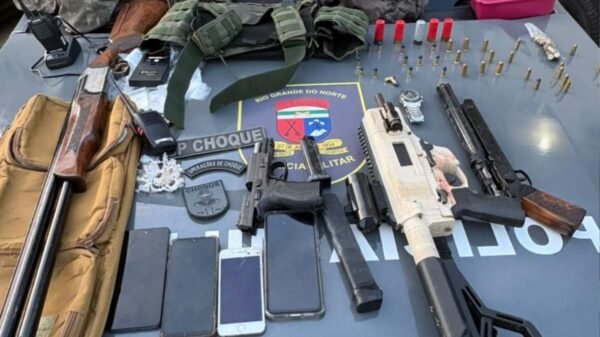 Confronto entre PM e suspeitos no RN termina com quatro feridos e apreensão de submetralhadora, pistola, revólver calibre .44 e espingarda.
