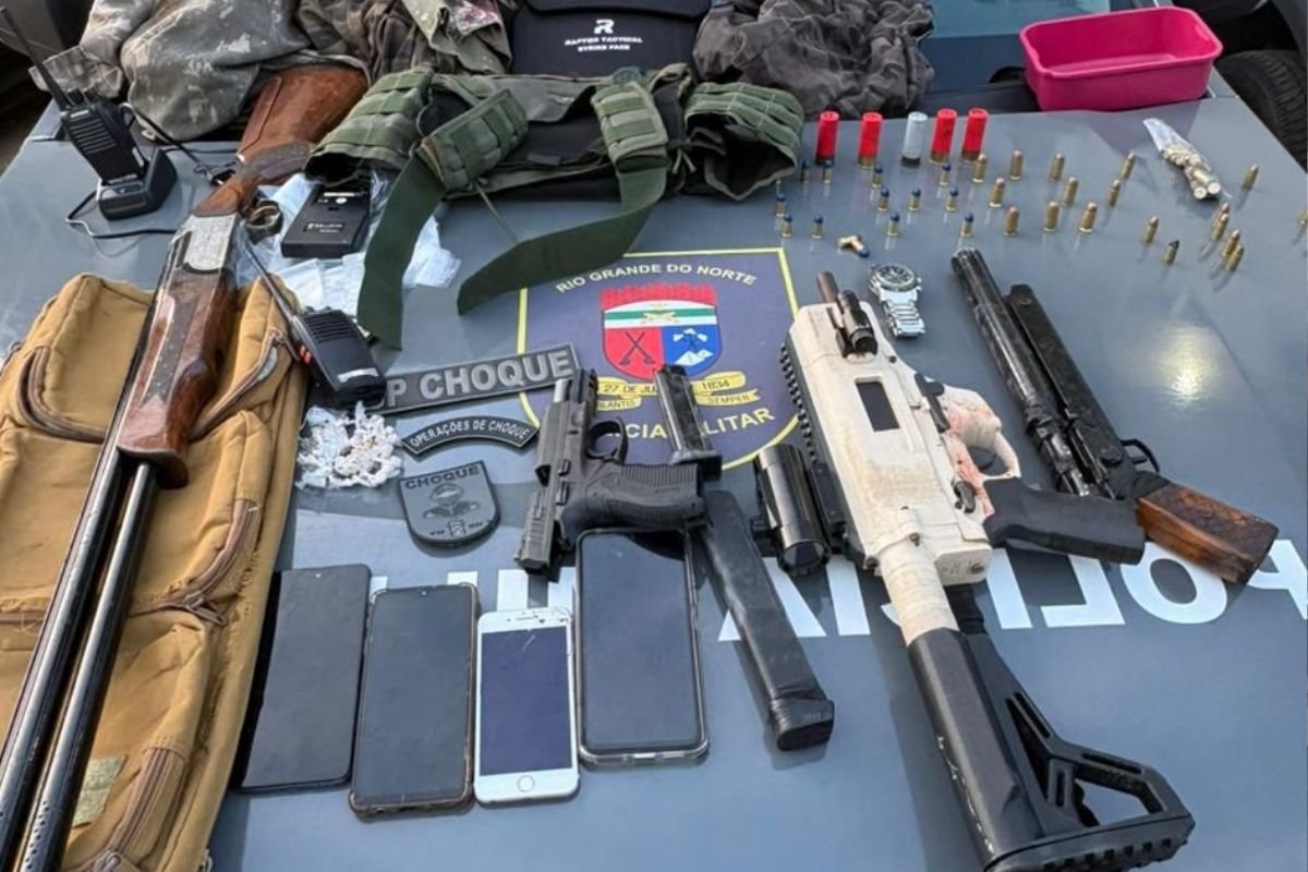 Confronto entre PM e suspeitos no RN termina com quatro feridos e apreensão de submetralhadora, pistola, revólver calibre .44 e espingarda.