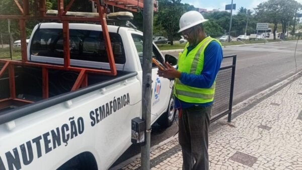 Detran/RN ajusta temporização dos semáforos da Av. Roberto Freire para melhorar o trânsito durante o verão e o Carnaval em Natal.