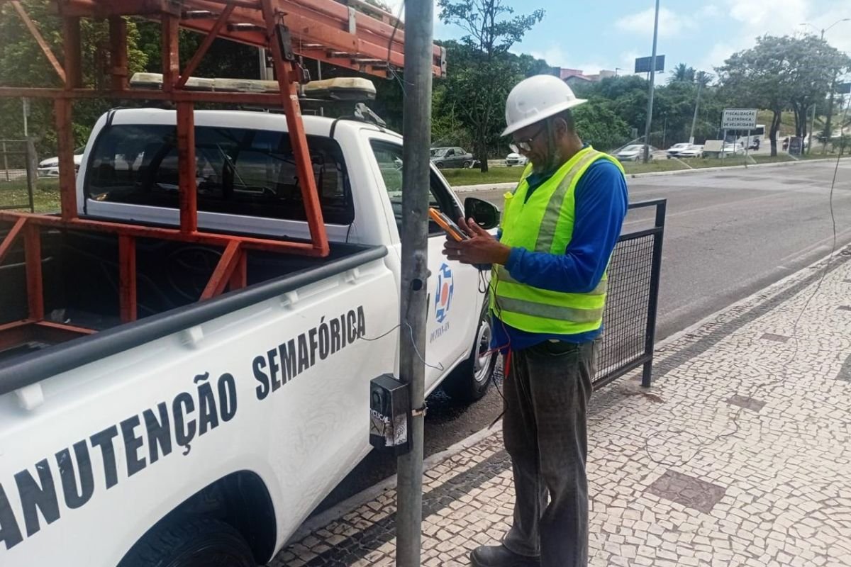 Detran/RN ajusta temporização dos semáforos da Av. Roberto Freire para melhorar o trânsito durante o verão e o Carnaval em Natal.