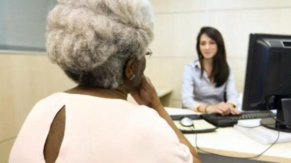 Ministério da Saúde atualiza a Caderneta da Pessoa Idosa com novas informações sobre saúde mental, prevenção da violência e cuidados no SUS.