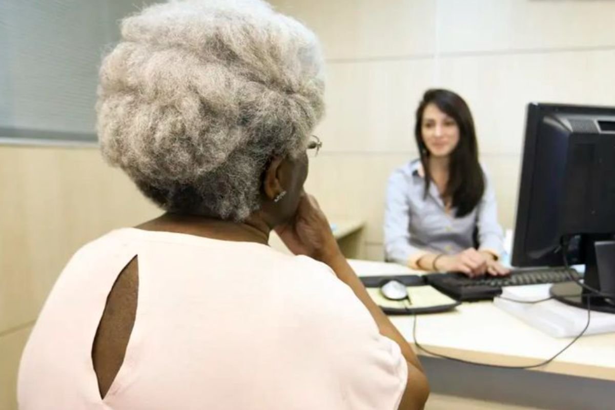 Ministério da Saúde atualiza a Caderneta da Pessoa Idosa com novas informações sobre saúde mental, prevenção da violência e cuidados no SUS.