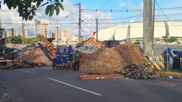 Trecho da Avenida Prudente de Morais é interditado nesta sexta (16) para serviço da Caern. Trânsito e transporte público operam com desvios.