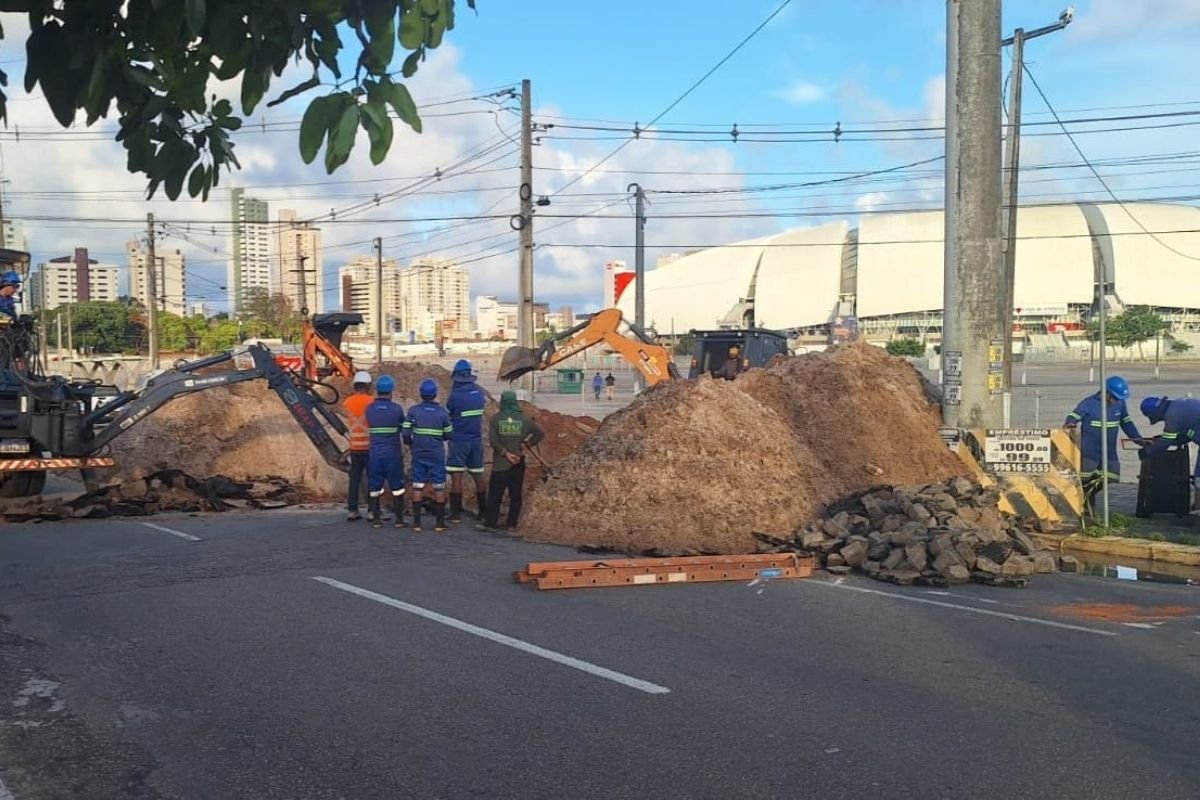 Trecho da Avenida Prudente de Morais é interditado nesta sexta (16) para serviço da Caern. Trânsito e transporte público operam com desvios.