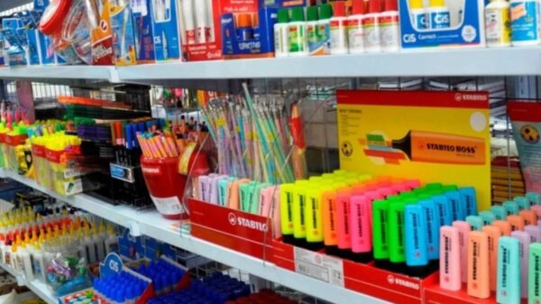 Pesquisa do Procon Natal aponta aumento médio de 15,72% no preço do material escolar em 2026, acima da inflação.