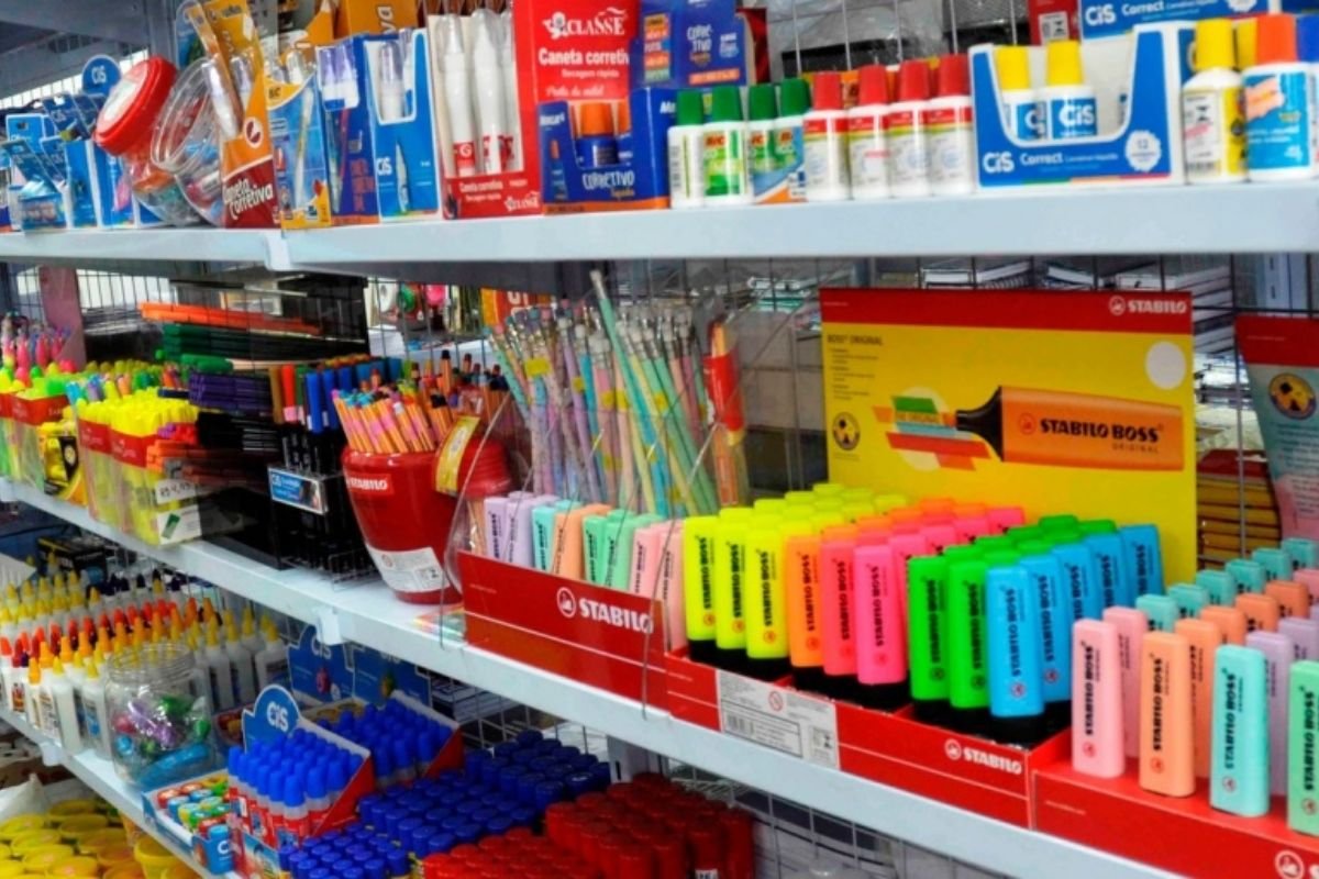 Pesquisa do Procon Natal aponta aumento médio de 15,72% no preço do material escolar em 2026, acima da inflação.