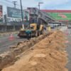 Prefeitura do Natal executa obra de drenagem na Avenida da Integração para resolver problema histórico de alagamentos no bairro de Candelária.