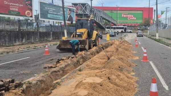 Prefeitura do Natal executa obra de drenagem na Avenida da Integração para resolver problema histórico de alagamentos no bairro de Candelária.