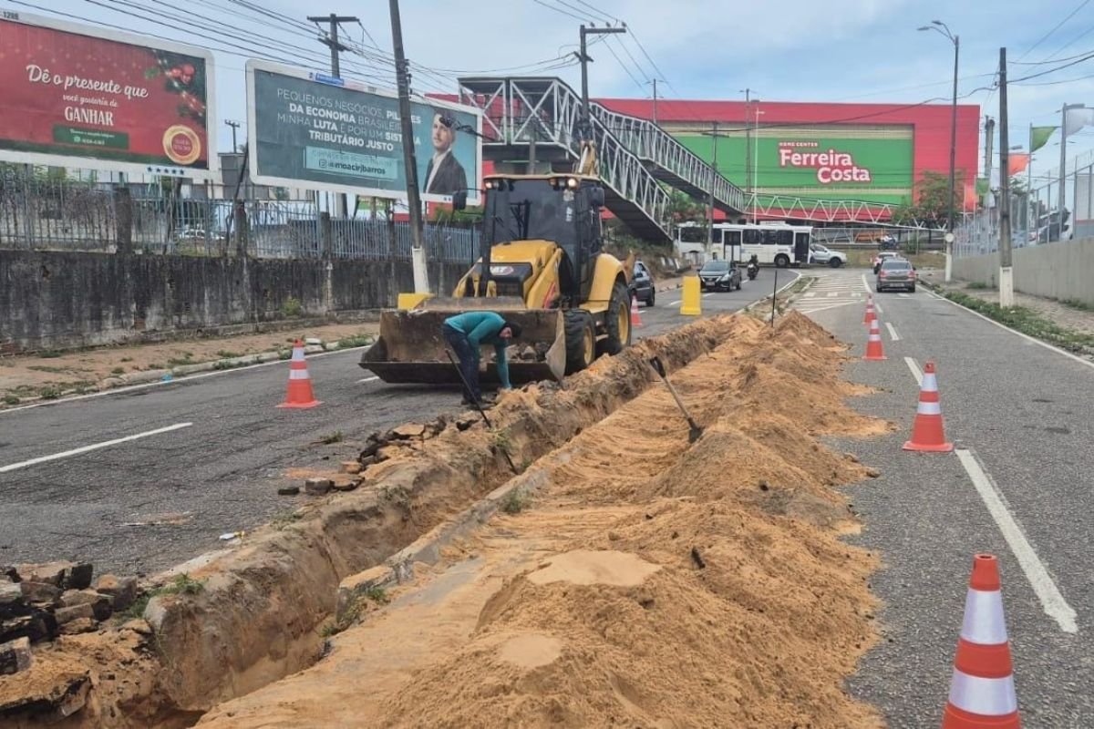 Prefeitura do Natal executa obra de drenagem na Avenida da Integração para resolver problema histórico de alagamentos no bairro de Candelária.