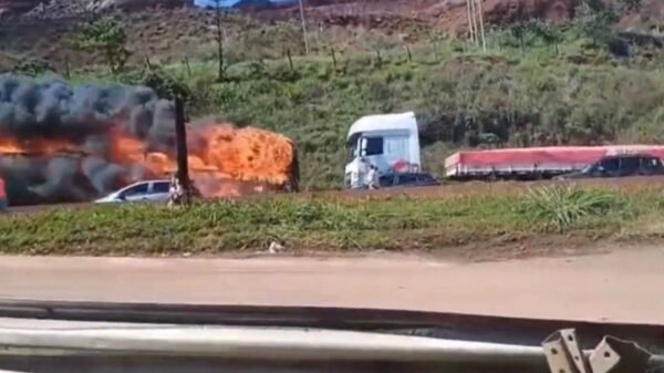 Ônibus de turismo pega fogo na Rodovia Fernão Dias, em Igarapé (MG). Veículo ficou destruído, mas ninguém ficou ferido.