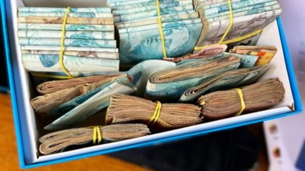 PF e CGU apreendem R$ 251 mil, veículos e eletrônicos em operação contra fraudes na saúde no RN; defesa de Allyson nega envolvimento.