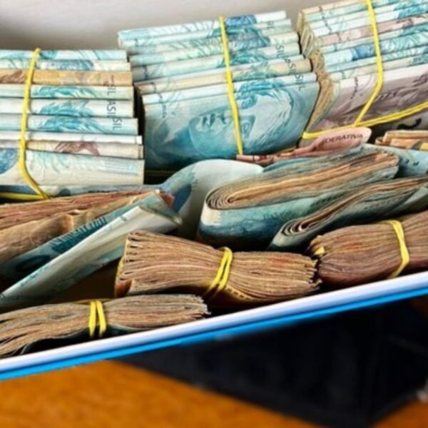 PF e CGU apreendem R$ 251 mil, veículos e eletrônicos em operação contra fraudes na saúde no RN; defesa de Allyson nega envolvimento.