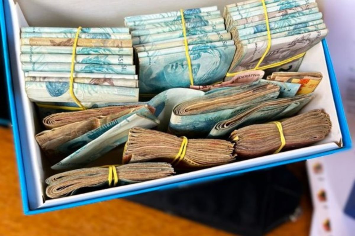 PF e CGU apreendem R$ 251 mil, veículos e eletrônicos em operação contra fraudes na saúde no RN; defesa de Allyson nega envolvimento.