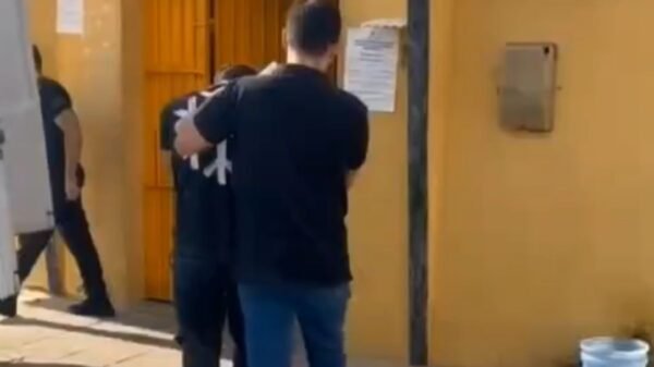 Polícia Civil prende homem em Pau dos Ferros condenado por compartilhar conteúdo íntimo de adolescente. Prisão ocorreu após regressão de regime.