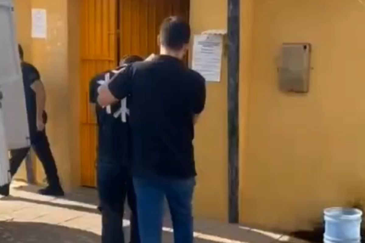 Polícia Civil prende homem em Pau dos Ferros condenado por compartilhar conteúdo íntimo de adolescente. Prisão ocorreu após regressão de regime.