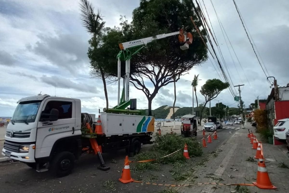 Neoenergia Cosern realiza manutenção preventiva na rede elétrica das praias de Natal para reforçar o fornecimento de energia até o Carnaval.