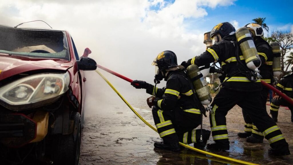 Corpo de Bombeiros do RN recebe lanças extintoras para incêndios em veículos elétricos e se torna o primeiro do Brasil com a tecnologia.