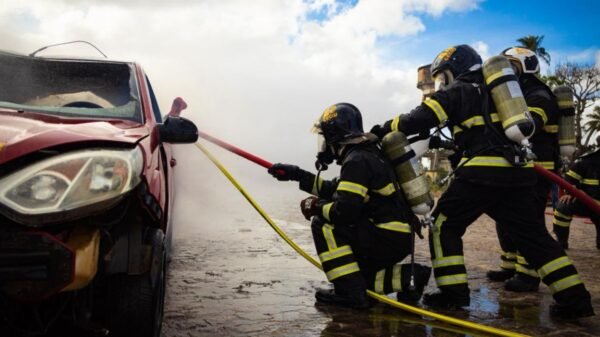 Corpo de Bombeiros do RN recebe lanças extintoras para incêndios em veículos elétricos e se torna o primeiro do Brasil com a tecnologia.