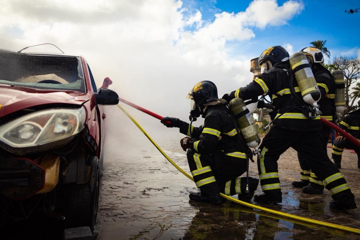 Corpo de Bombeiros do RN recebe lanças extintoras para incêndios em veículos elétricos e se torna o primeiro do Brasil com a tecnologia.