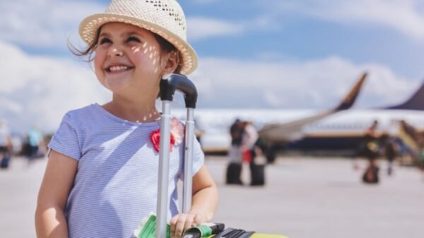 Vai viajar com crianças ou adolescentes? Veja as regras de documentação, autorizações exigidas e dicas para evitar problemas no embarque.