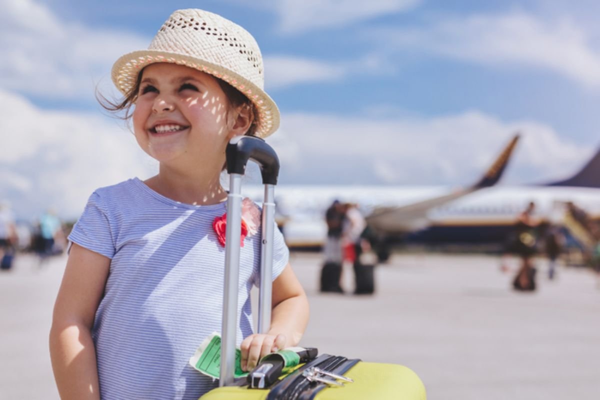 Vai viajar com crianças ou adolescentes? Veja as regras de documentação, autorizações exigidas e dicas para evitar problemas no embarque.