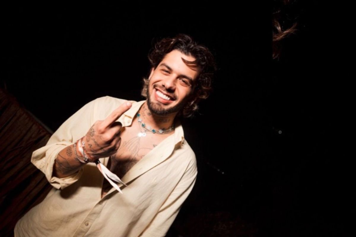 Zé Felipe desembarcou em Natal e escolheu Pipa para passar o Réveillon. Cantor reapareceu nas redes e apagou publicações após fim do relacionamento.