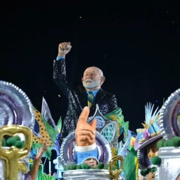 Acadêmicos de Niterói é rebaixada no Carnaval 2026 do Rio após desfile que homenageou o presidente Lula na Marquês de Sapucaí.