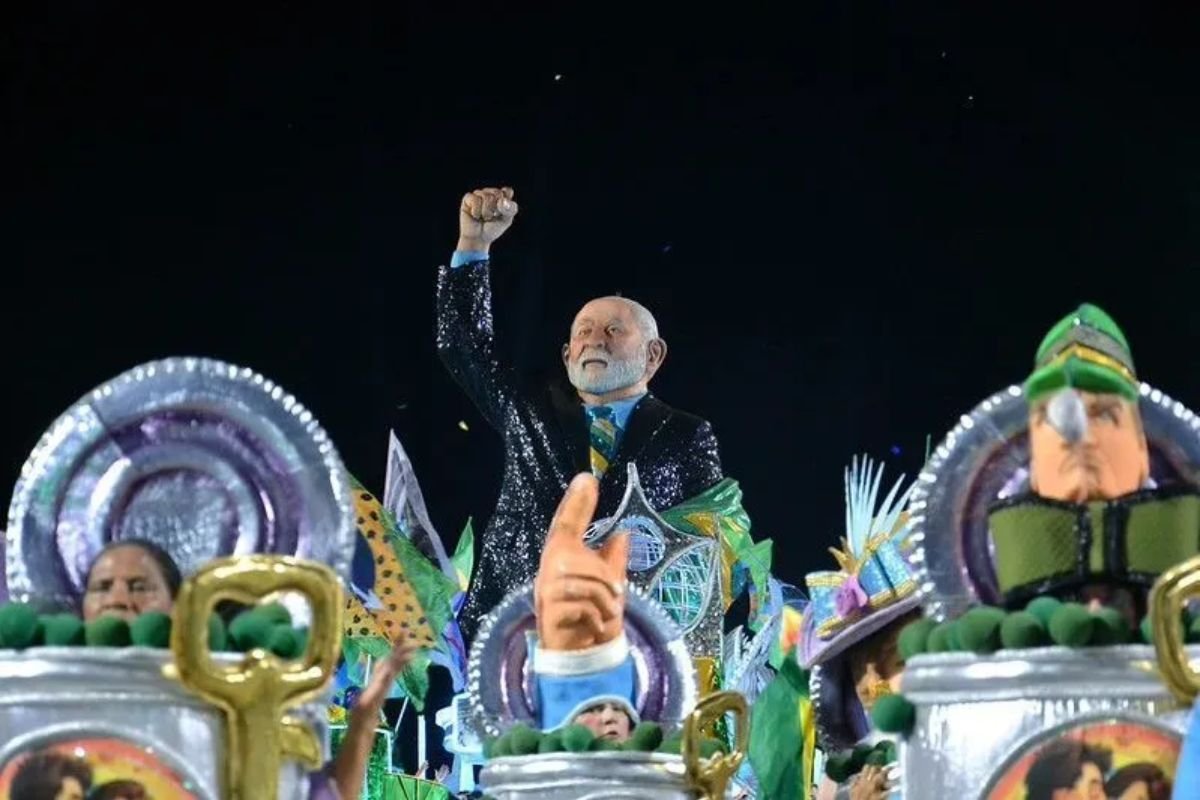 Acadêmicos de Niterói é rebaixada no Carnaval 2026 do Rio após desfile que homenageou o presidente Lula na Marquês de Sapucaí.
