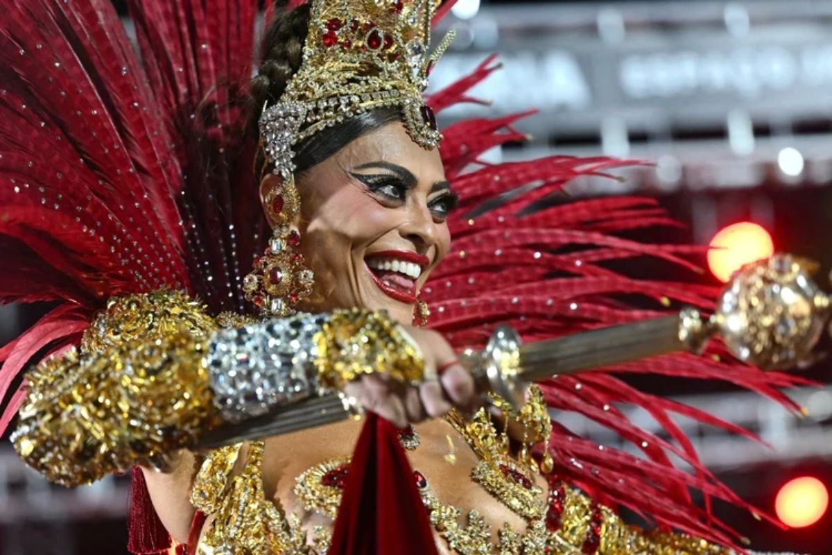 Carnaval 2026: Juliana Paes retorna à Sapucaí com Dolce & Gabbana