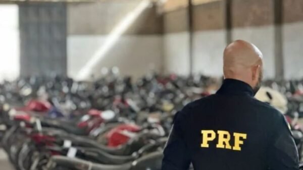 Leilão de veículos da PRF no RN acontece nos dias 12 e 13 de março de 2026, com 561 veículos conservados e sucatas à venda.