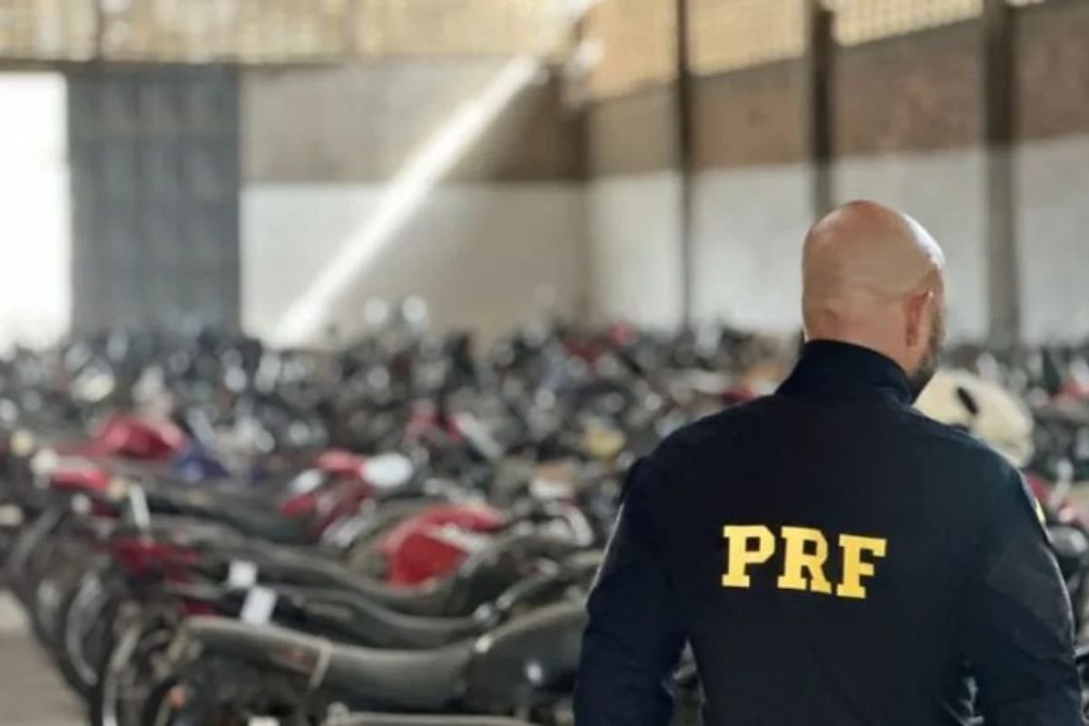 Leilão de veículos da PRF no RN acontece nos dias 12 e 13 de março de 2026, com 561 veículos conservados e sucatas à venda.