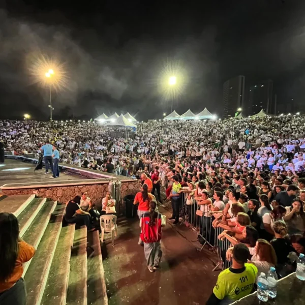 Mais de 20 mil fieis se reunem no anfiteatro da UFRN para participar da vigilia de São Miguel Arcanjo