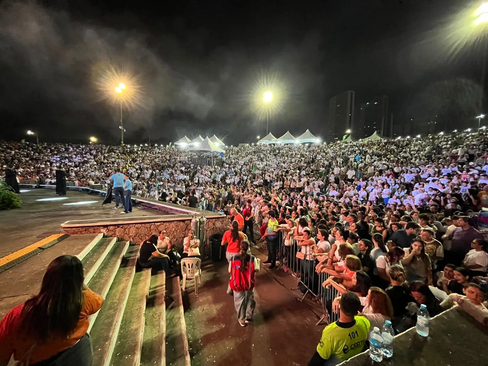 Mais de 20 mil fieis se reunem no anfiteatro da UFRN para participar da vigilia de São Miguel Arcanjo