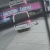 Imagem de micro-ônibus em movimento e passageira no chão