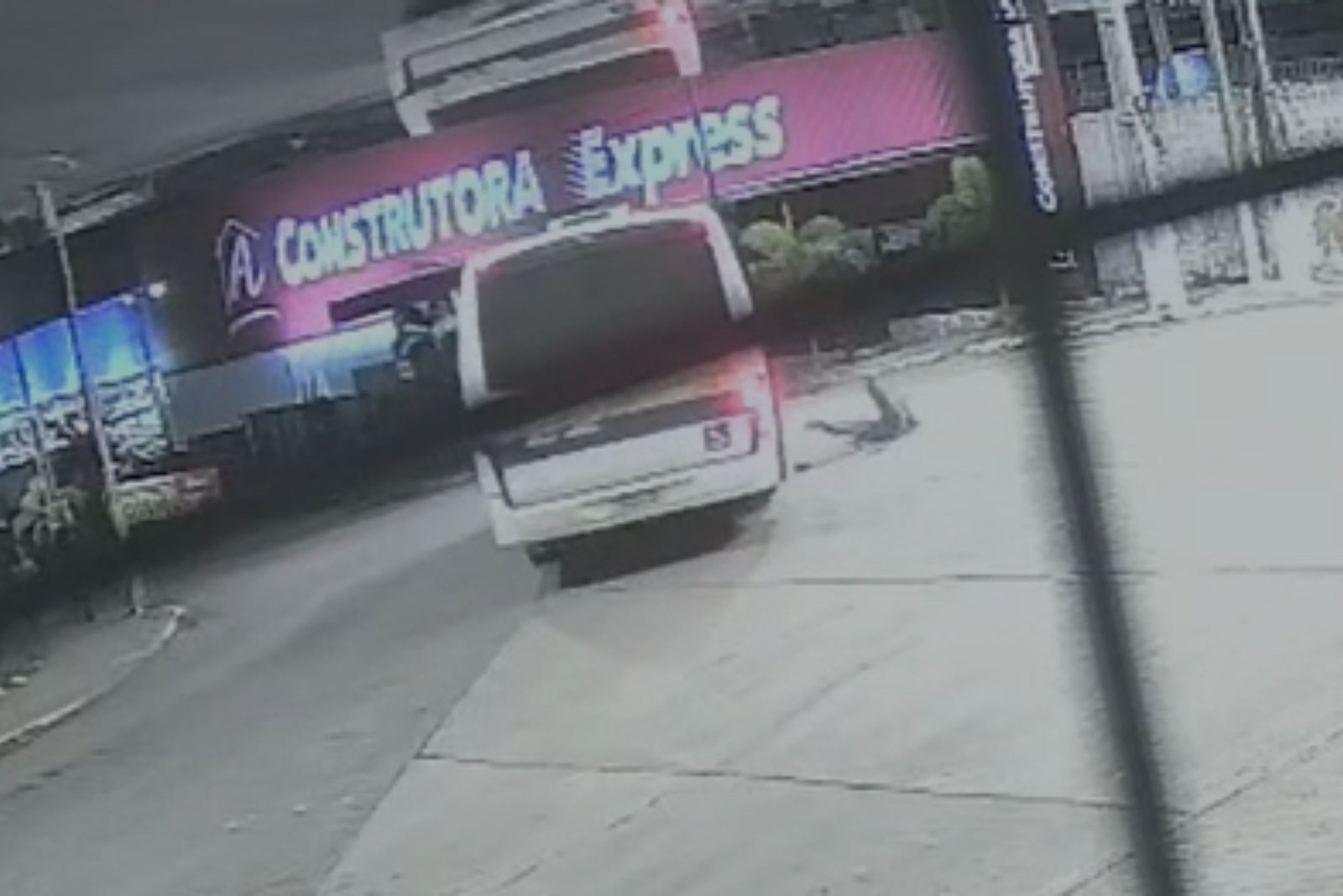 Imagem de micro-ônibus em movimento e passageira no chão