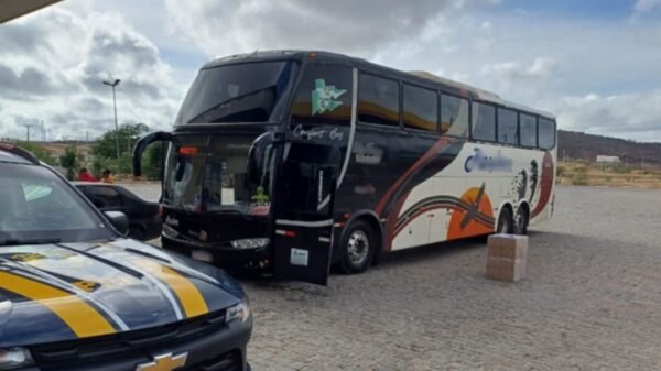 PRF prende homem de 23 anos por uso de documento falso durante fiscalização a ônibus na BR-226, em Currais Novos, nesta quarta (18).