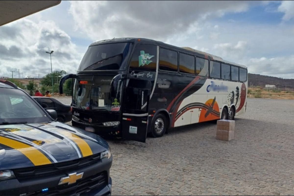 PRF prende homem de 23 anos por uso de documento falso durante fiscalização a ônibus na BR-226, em Currais Novos, nesta quarta (18).