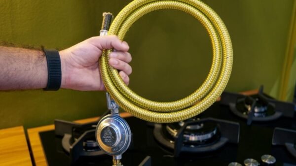 Manutenção de gás em apartamentos é essencial para evitar incêndios. Veja cuidados, equipamentos e como prevenir vazamentos dentro de casa.