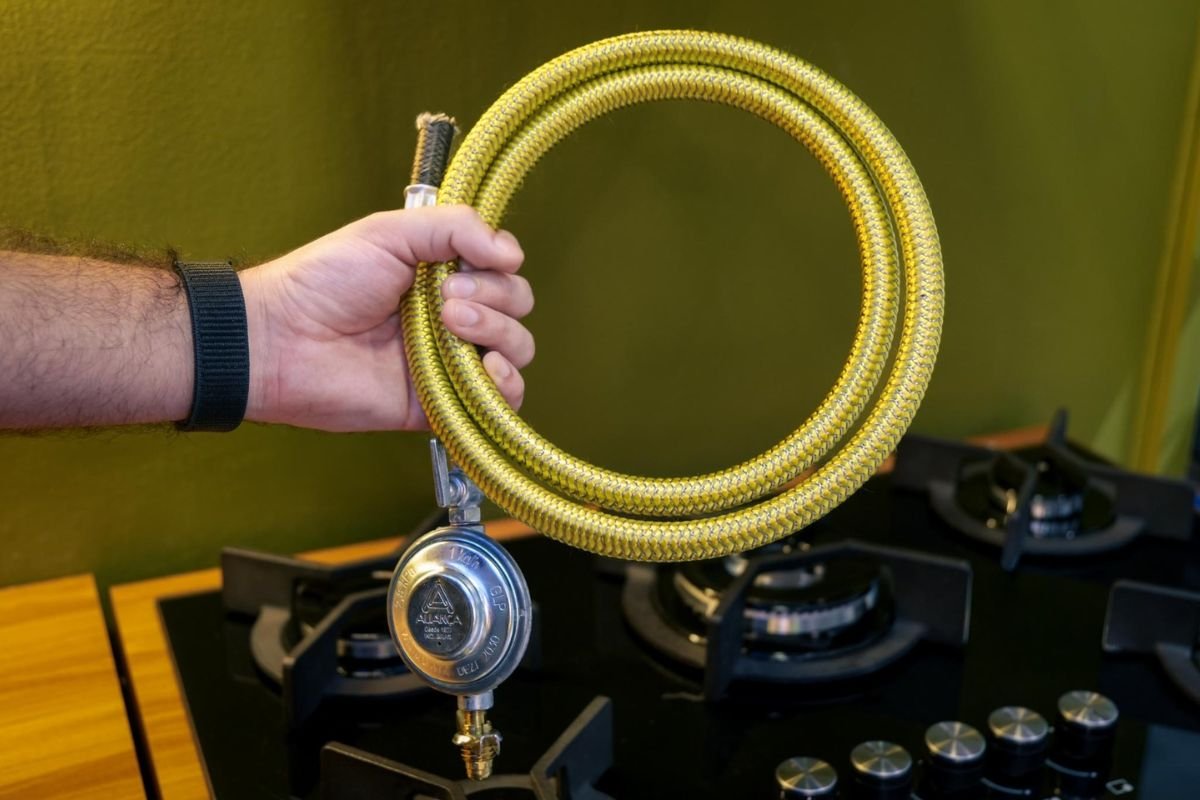 Manutenção de gás em apartamentos é essencial para evitar incêndios. Veja cuidados, equipamentos e como prevenir vazamentos dentro de casa.