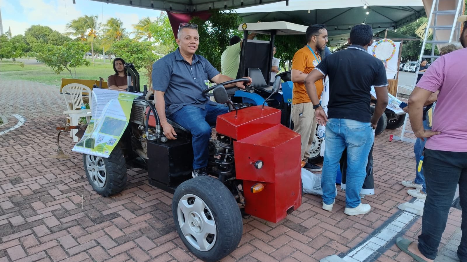 Micro trator criado por Edmilson Martins